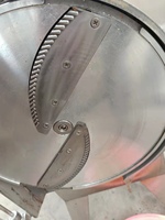 Bolvormige groente-, aardappel- en uien snijmachine met motor en aandrijving voor groenteverwerkingsbedrijven