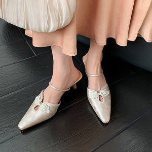 Chaussures pour femmes en cuir pleine fleur à talons hauts et de couleur unie, portées avec un foulard, sont des pantoufles élégantes, décontractées et à la mode. - Product Image 4