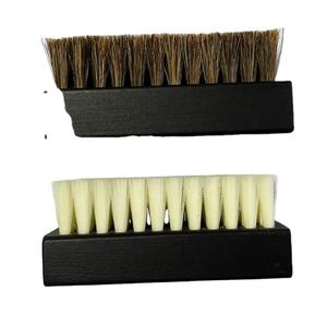 Brosse à chaussures en bois avec logo personnalisé en gros d'usine pour nettoyer et polir les chaussures de football et de basket-ball et les baskets - Product Image 6