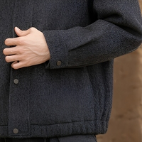 Veste à col montant gris foncé à manches longues et boutonnée pour l'automne et les trajets quotidiens