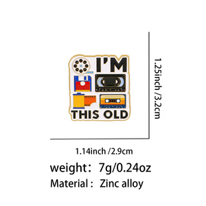Broche en émail rétro 'I'm This Old' style années 90, pin's nostalgique technologique avec <span class=keywords><strong>disquette</strong></span> et cassette, broche média vintage amusante - Product Image 3