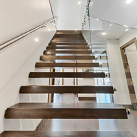Escalier flottant intérieur avec poutre en acier dissimulée et garde-corps en verre pour projet de villa