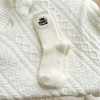Nouveau gros épais broderie personnalisée chaussettes moelleuses personnalisées blanc noir chaud chaussettes floues