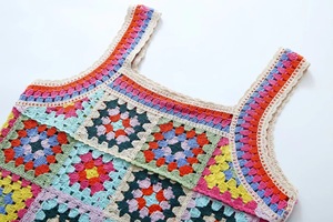 Abito da donna multicolore all'uncinetto con motivo Granny Square, senza maniche, scollo quadrato, stile boho, mini abito. - Product Image 6