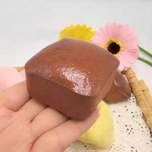 ของเล่นบีบสี่เหลี่ยมเล็ก 7.5 ซม. รูปขนมปัง PU นุ่มพิเศษ - บรรเทาความเครียด ของขวัญสำหรับเด็กและผู้ใหญ่เพื่อการผ่อนคลาย - Product Image 2