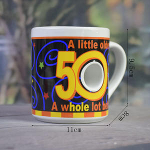 Mug à bière et à vin pour 50e anniversaire - Tasse en porcelaine classique avec un design sur le thème 'Un peu plus vieux, beaucoup plus meilleur' - Product Image 6