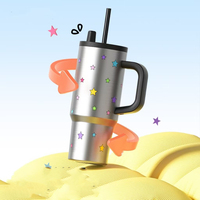 Tumbler Genggam 710ml, Lapisan Dalam Baja Tahan Karat 316L, Cangkir Sedotan Terisolasi, Sedotan Tritan, Alas Anti Selip, Mug Air Minum untuk Perjalanan, Custom