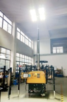 Usine de chargement et de déchargement automatique Générateur d'essence Tour d'éclairage LED Hydraulic7m Mât électrique multifonctionnel