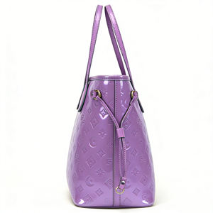 กระเป๋าโท้ทผู้หญิงหนัง PU สีทองเมทัลลิก ปักลายโลโก้แบบกำหนดเอง พร้อมซิปปิดและงานปัก - Product Image 5