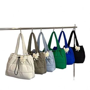 Nouveau design 2026 – Sac fourre-tout matelassé en duvet pour femme, couleur unie, en nylon durable, sac à bandoulière portable, sac à main matelassé pour femme - Product Image 1