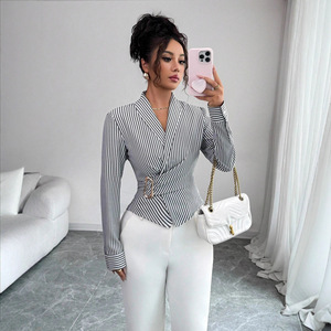 Nouveau chemisier à motif printemps 2026 avec boutons métalliques irréguliers et bande décorative pour <span class=keywords><strong>femme</strong></span> - Product Image 1
