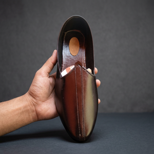 Chaussures traditionnelles rajasthani en cuir véritable marron pour hommes, fabriquées à la main, imperméables, confortables, toutes saisons, de la marque BS International - Product Image 1