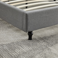 Lit plateforme rétro de luxe français, avec panneau latéral fermé et tête de lit haute capitonnée losanges en tissu, pour une décoration de chambre élégante