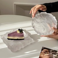 Matglazen dessertbord in gletsjerstijl, modern en minimalistisch, voor afternoon tea, voegt elegantie toe bij het serveren van gebak, taarten en snacks.