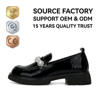 Großhandel Damen Lackleder-Loafer mit Perlen- und Strass-Dekoration Slip-on Blockabsatz Büro- und Abendschuhe Unterstützt OEM ODM