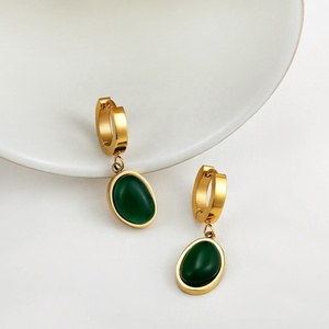 SLOONG Boucles d'oreilles en plaqué or 18 carats avec pendentif en pierre naturelle verte Boucles d'oreilles Huggie couleur or <span class=keywords><strong>Bijou</strong></span> vintage pour femmes - Product Image 3