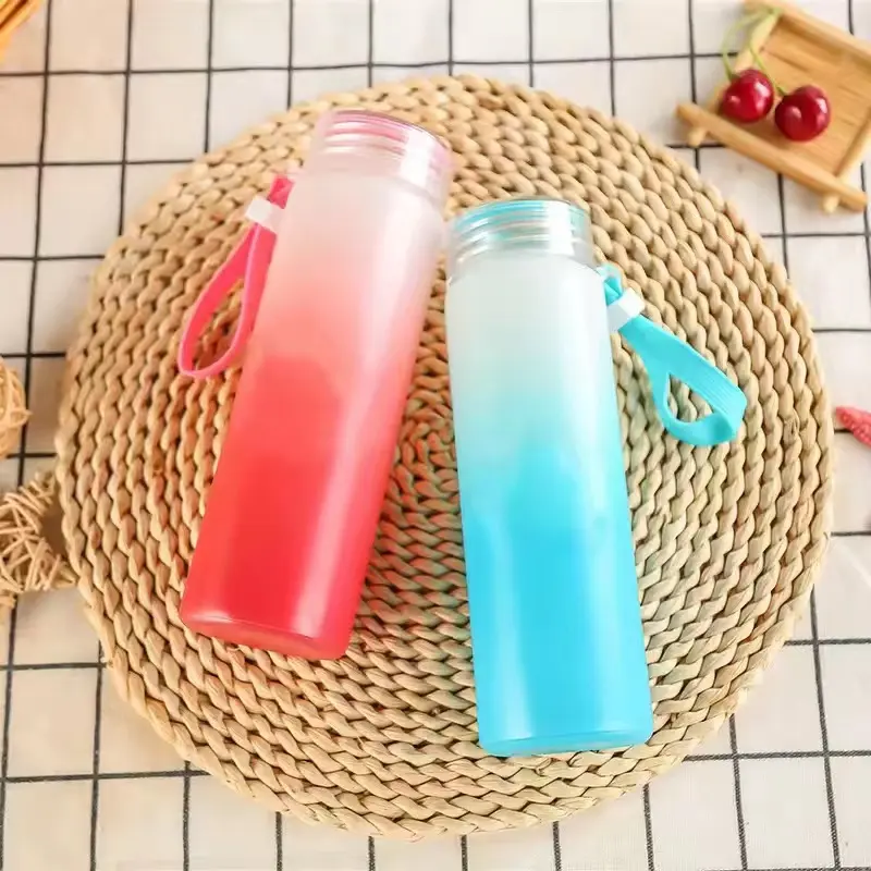 Garrafa de água de vidro colorida para acampamento, garrafa de vidro barata para bebidas e bebidas foscas, atacado de verão