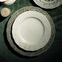 Assiettes plates en céramique gaufrées motif floral vintage, finition vieillie, vente en gros directe usine pour restaurants