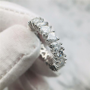 F1222 Anello di fidanzamento classico da donna in oro bianco con diamante taglio triangolare colore D naturale - Product Image 3