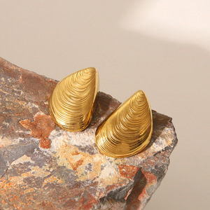 Pendientes de tuerca de moda de acero inoxidable con patrón de círculo espiral impermeable Piedra preciosa negra para ocasiones de fiesta - Product Image 2