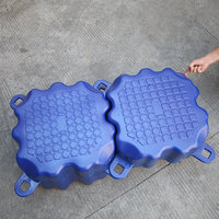 Sports aquatiques, parking, ponton, kayak, bateau à moteur, yacht de luxe, plate-forme flottante