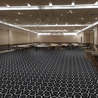 Moquette commerciale Axminster rouge ignifuge mur à mur pour hôtels, idéale pour les banquets et les halls d'accueil de haute qualité