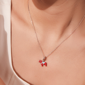 Breloque cheval rouge plaqué argent avec émail bleu et accents de cristal, pendentif animal mignon pour cadeau unisexe - Product Image 5