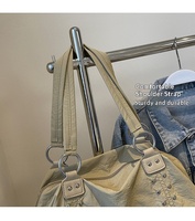 Sac à bandoulière personnalisé pour femme avec détails de couture, idéal pour les sorties décontractées, le quotidien, le travail et le shopping
