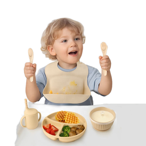 Ensemble d'alimentation pour bébé en silicone de qualité alimentaire pour les tout-petits et l'apprentissage de l'auto-alimentation |   Assiette à ventouse, bol, bavoir, fourchette et cuillère avec couvercle - Product Image 1