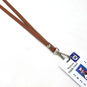 Lanière personnalisée en cuir pleine fleur – Résistante à l'eau, durable et élégante, accessoire pour porte-badge, carte d'identité et téléphone - Product Image 3