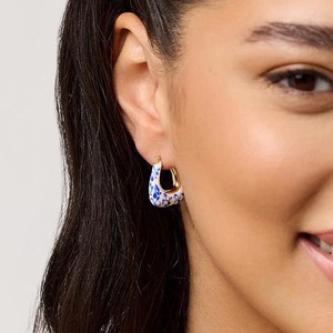 Galería de Aros Chinoiserie |   Pendientes de aro tipo huggie de latón chapado en oro de 18 quilates con esmalte |   Joyería con Efecto Cerámico Azul y Blanco Marmoleado - Product Image 5