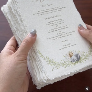 Elegante Tarjeta de Invitación de Boda con Diseño Floral Pintado a Mano, Impresión Digital y Relieve, en Cartulina Premium - Product Image 3