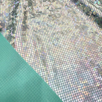 Tissu en tricot extensible respirant et résistant aux taches, à motif mosaïque bronzé sur fond vert, idéal pour les tenues de scène, les maillots de bain et les robes.