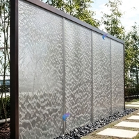 Fontaine murale intérieure moderne en maille métallique mobile sur mesure avec cascade en acier inoxydable et techniques de verre
