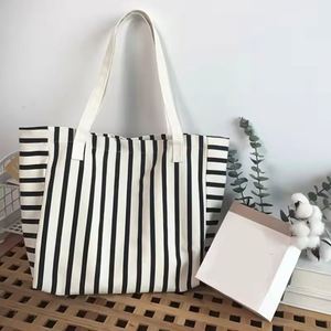Bolsa de Lona de Gran Capacidad y Alta Calidad para Viaje o Playa, Personalizable, Ecológica, Resistente, con Asa Larga a Rayas, Cierre de Cremallera y Botón - Product Image 1