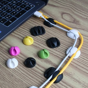 Clips para cables, organizadores de cables redondos de plástico en forma de C para gestión de cables de escritorio, blancos y negros - Product Image 1