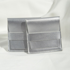 Sac de rangement pour bijoux rectangulaire en cuir PU gaufré avec bordure argentée 8x8cm, avec emballage cadeau pour collier et bague - Product Image 1