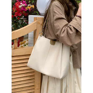 Bolso Tote para Mujer, Color Blanco, con Hebilla Magnética y Cadena Decorativa, para Uso Diario, Primavera 2023 - Product Image 1