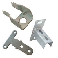 Support triangulaire de précision en tôle CNC, pliage et perçage, acier inoxydable brossé, tolérance ±0,05 mm, ISO 9001