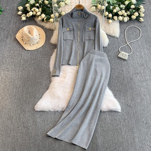 Ensemble deux pièces en maille pour femme : Manteau à col montant avec fermeture éclair et boucle métallique, et jupe - Product Image 2