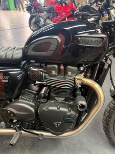 Motocicleta Usada de Segunda Mano, Marca Británica T100 Negra, Modelo 2023, 10500 km, Marca T100, Calidad Premium de una Reconocida Marca Británica - Product Image 4
