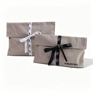 Pochette Cadeau Haut de Gamme en Velours Crème Doux Personnalisée avec Logo Estampé à Chaud, Écologique et Durable, avec Ruban pour Vêtements - Product Image 5