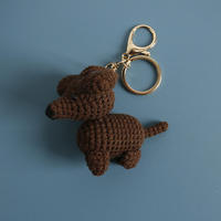 Porte-clés pendentif chien teckel miniature en crochet fait main, écologique, en peluche amigurumi tricoté et tissé