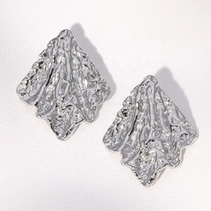 KISSWIFE Boucles d'oreilles plissées <span class=keywords><strong>en</strong></span> acier titane vintage plaqué or Boucles d'oreilles irrégulières <span class=keywords><strong>en</strong></span> acier inoxydable <span class=keywords><strong>pour</strong></span> femmes - Product Image 2