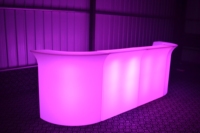 Meuble de comptoir de bar moderne à LED Tables de bar élégantes pour la décoration de la maison et l'hôtel pour l'exposition Bar Discothèque Bureau