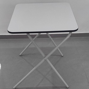 Escritorio para Estudiantes con Superficie de Plástico y Estructura Metálica, 56.8x56.8x73.5 cm, Mueble Escolar Resistente, Diseño Minimalista - Product Image 1