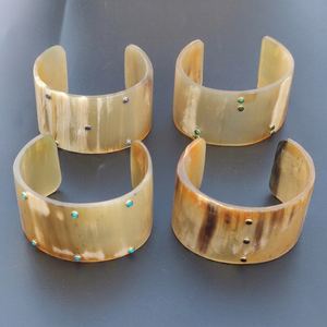 MN EXPORTS Brazalete de Cuerno de Vaca Genuino, Diseño Animal Moderno Hecho a Mano, Joyería de Lujo para Mujer, Regalo de Cuerno Natural - Product Image 1