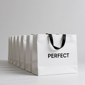 حقيبة ورقية مغلفة مطفية بطبقة رقائق ذهبية فاخرة مخصصة بشعار هدية كبيرة بيضاء متوسطة الحجم حقيبة تسوق ورقية متينة لمتاجر الملابس - Product Image 3