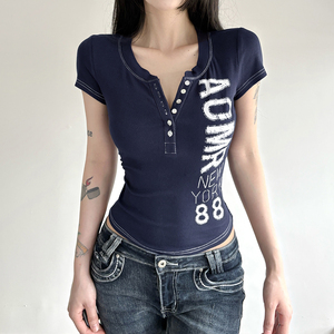 Top de Manga Corta con Estampado de Letras Estilo Americano, Cuello Redondo, Botones Frontales, Detalle de Costuras, Moda Juvenil, Versátil, Corte Ajustado, Casual - Product Image 5