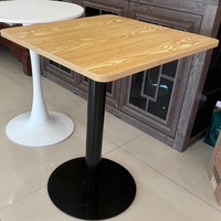 Table à manger en bois pour deux personnes avec design carré